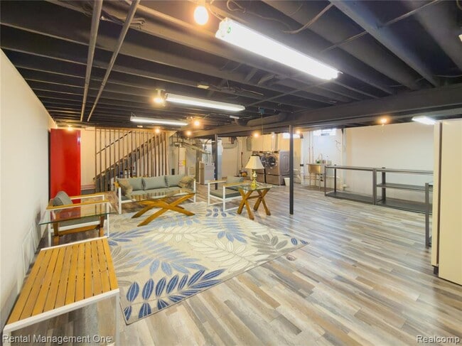 Building Photo - 174 Lange Ave