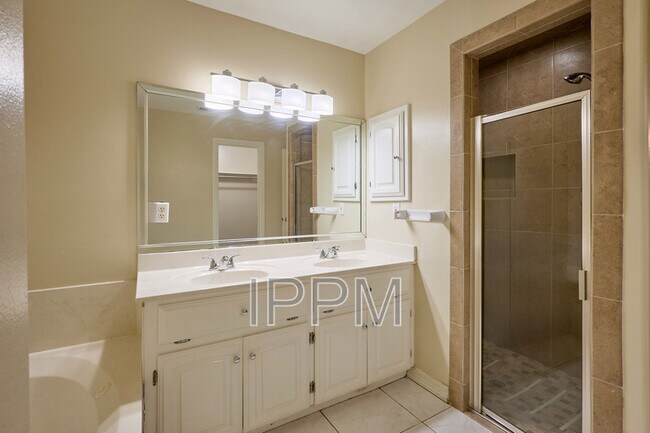 Building Photo - 2609 Thomas Ln
