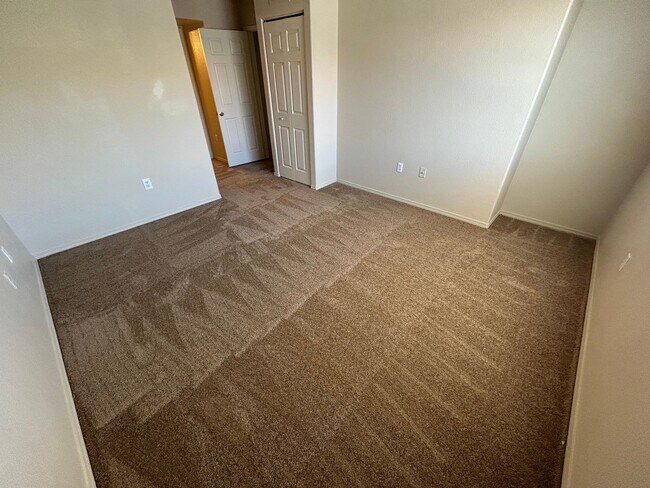 Building Photo - MOVE IN SPECIAL: $1000 OFF RENT WITH THIS SPACIOUS TOP FLOOR 2 BEDROOM 2 BATH CONDO