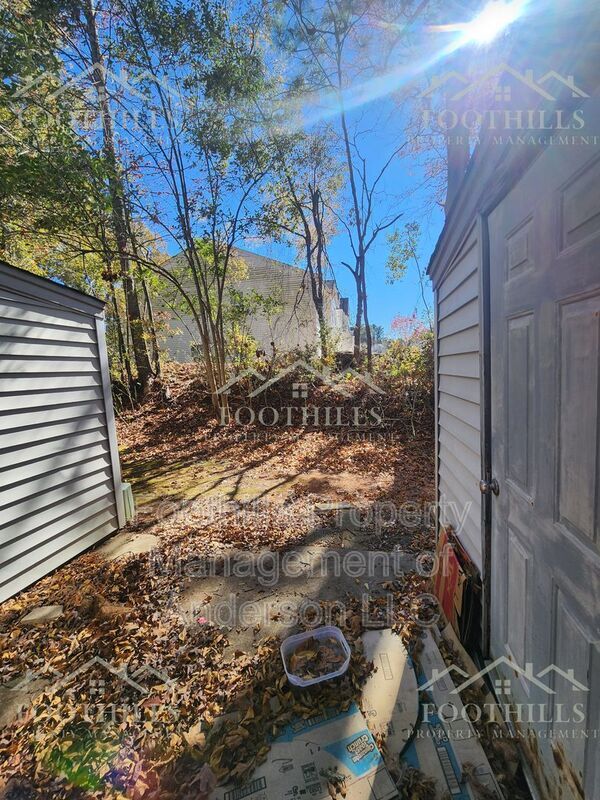 Building Photo - 123 Woodland Dr