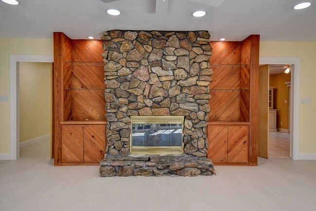 Building Photo - Luxurious 4 bedroom, 3 bath pool home.