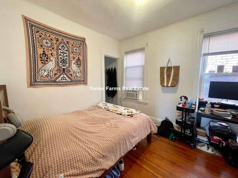 Building Photo - 162 Kelton St