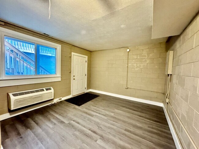 Building Photo - Studio Apartment - ALL UTILITIES INCLUDED!