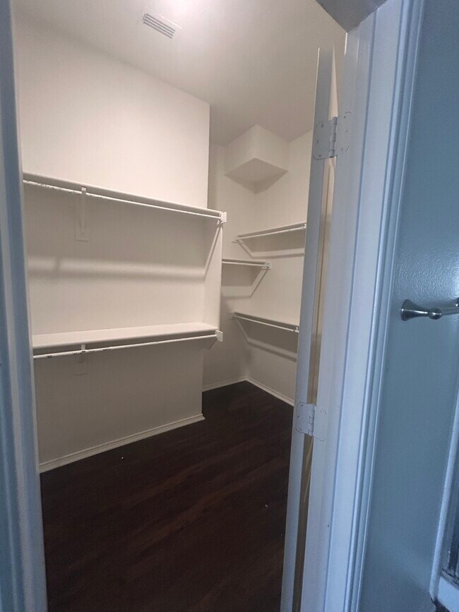 Building Photo - 403 Victory Ln