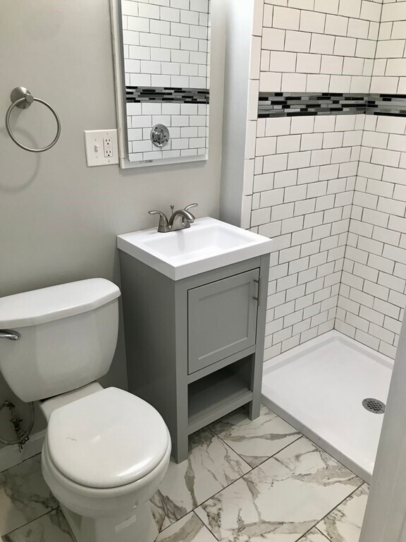 Building Photo - 592 E 5th St