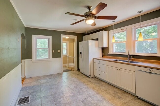 Building Photo - 227 Sherman CT