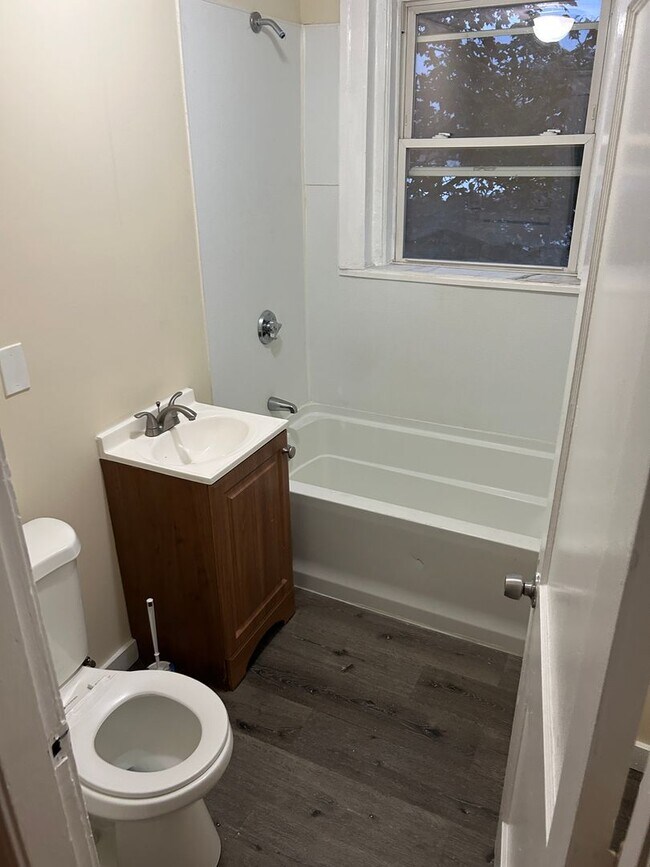 Building Photo - 1041 Main St