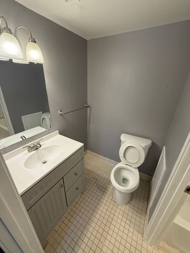 Building Photo - 9635 White Acre Rd