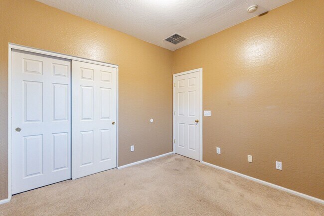 Building Photo - Three Beds & 2.5 Baths - Move Right In!