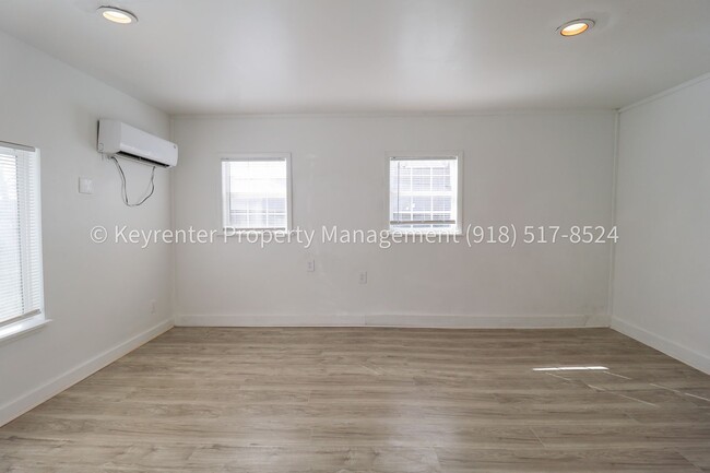 Building Photo - 732 N Victor Ave