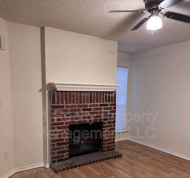 Building Photo - 912 Fairbanks Cir