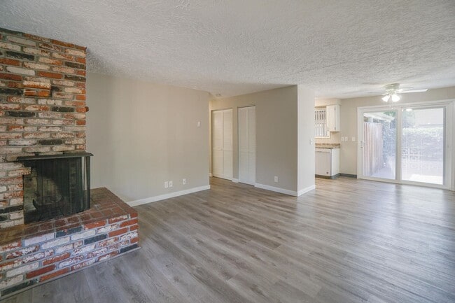 Building Photo - Quailwood Apartments
