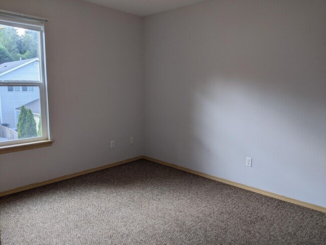 Building Photo - Upgraded Home in DuPont