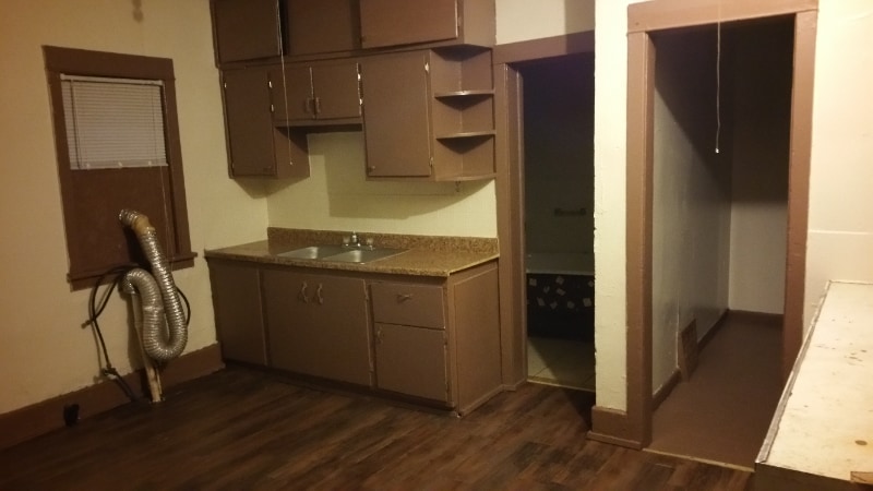 Building Photo - 775 E Vineyard Ave