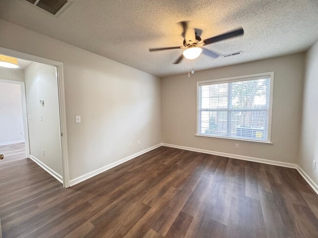 Building Photo - 2BR 2BA One Level Townhome with Garage