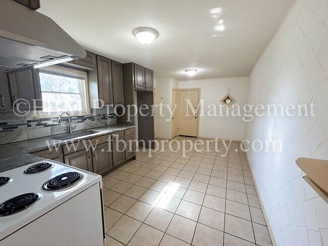 Building Photo - 4205 W Park Row Blvd