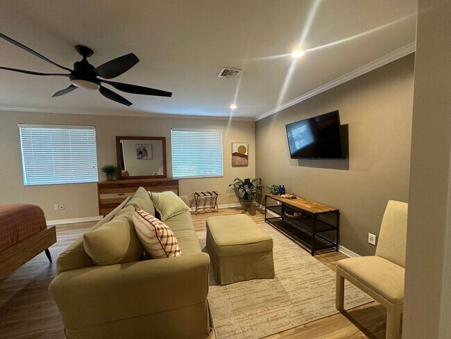 Building Photo - ** 3/2.5 Private Oasis Furnished or Unfurn...
