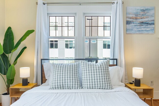 Building Photo - 1005 E Roy St