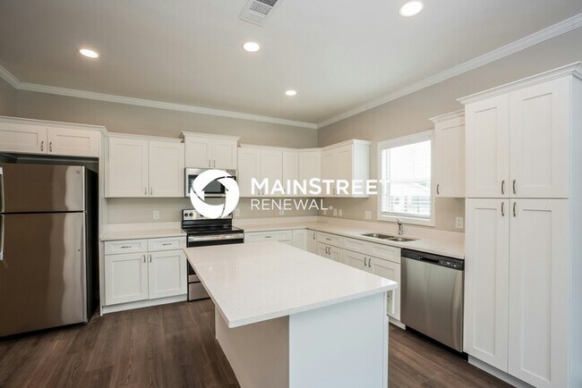 Building Photo - 4 Bedroom Pet-Friendly Home in St. Petersb...