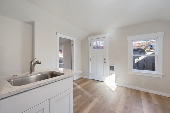 Building Photo - Beautiful Unit in the Heart of Bend!