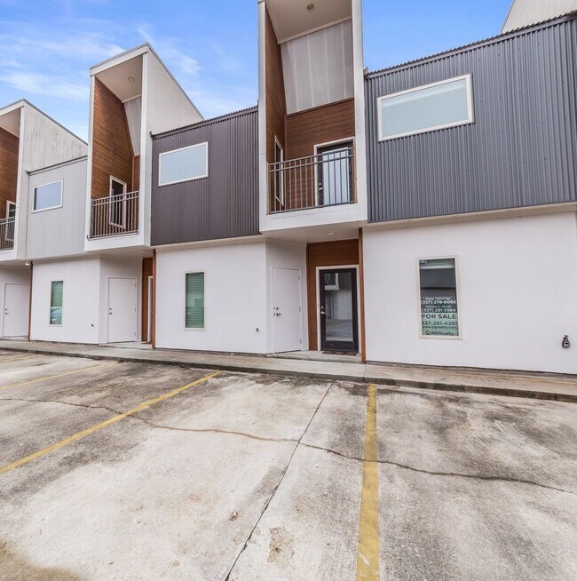 Building Photo - FOR RENT in Lafayette!