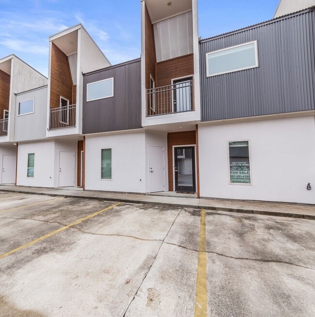 Building Photo - Modern Luxurious Lafayette Townhome for Rent (Right Across From the Oil Center)!