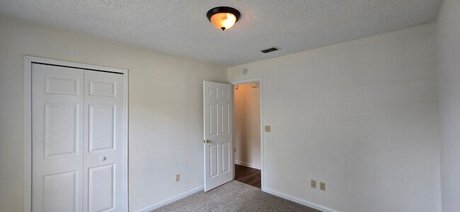 Building Photo - Charming 3 Bed / 2 Bath Home – Pet Friendl...