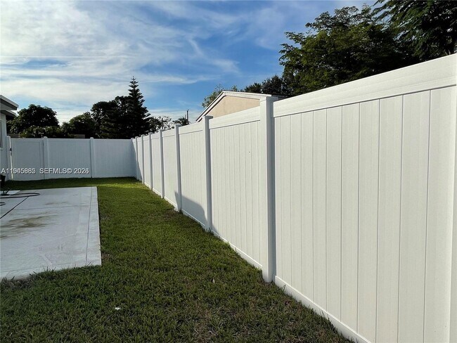 Building Photo - 1541 N 71st Terrace