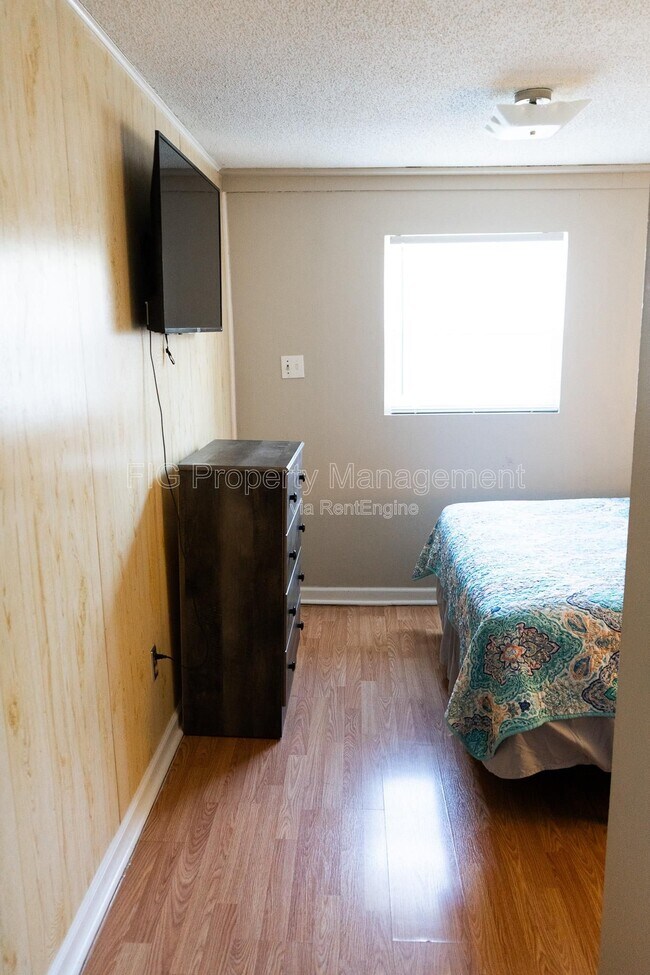 Building Photo - 707 W Race St