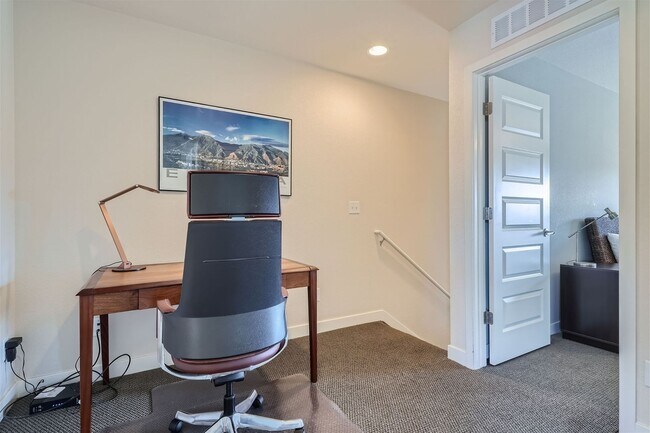 Building Photo - Modern 2 BDR Townhome in Broomfield
