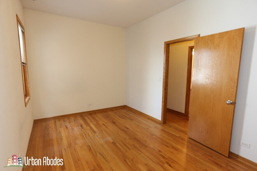 Building Photo - 824 W Buckingham Pl