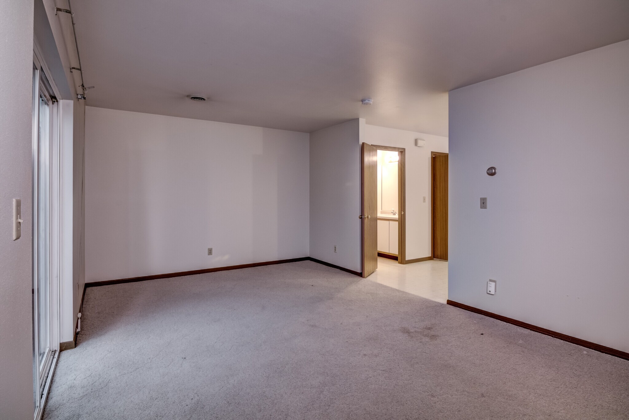 Building Photo - 1050 W Hamilton Ave