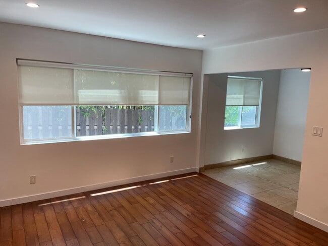 Building Photo - 955 Hyperion Ave