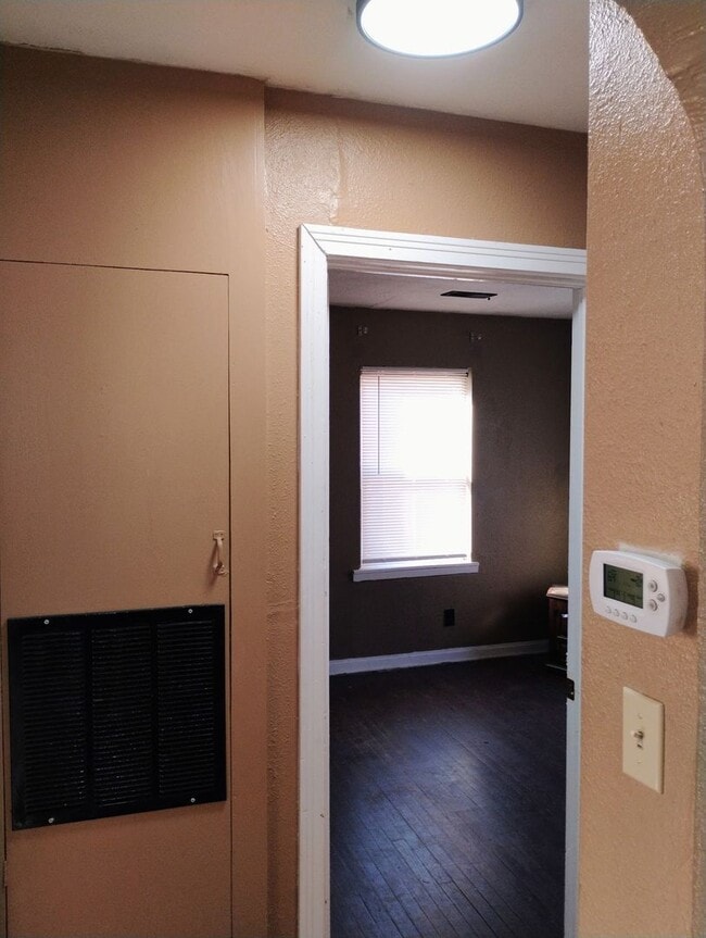 Building Photo - 2 bed 1 bath