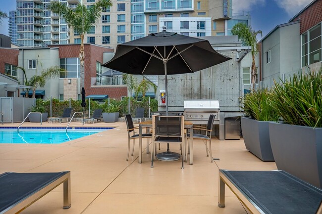 Building Photo - Modern Townhome Living in the Heart of Dow...