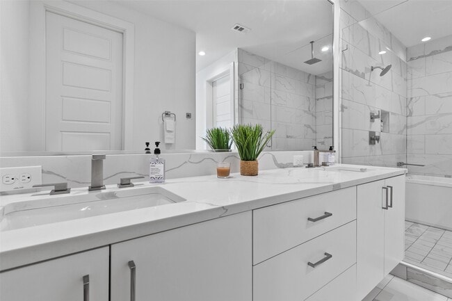 Building Photo - 4305 Roseland Ave