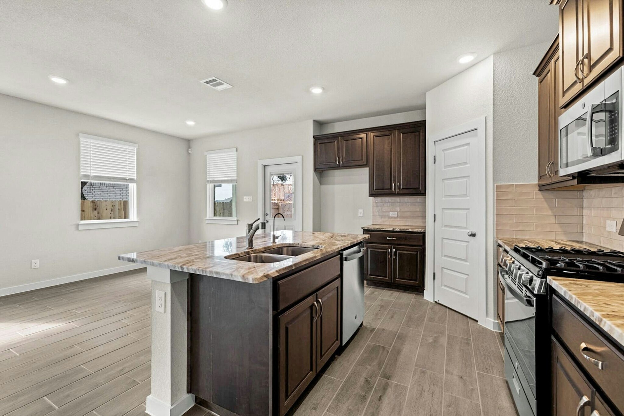 Building Photo - 2725 Stone Branch Dr