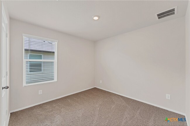 Building Photo - 140 Oak Meadows