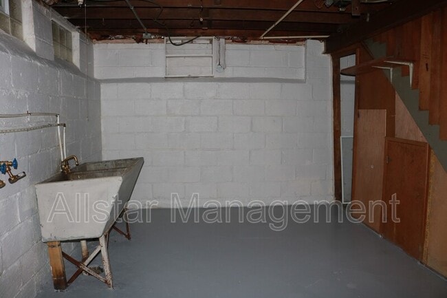 Building Photo - 740 E 254th St
