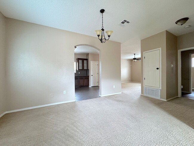 Building Photo - Sandstone Ranch Estates 3 Bed Refrig A/C!