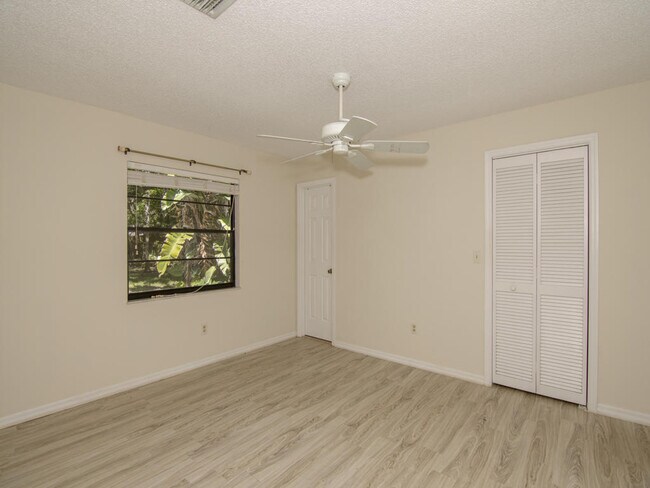 Building Photo - 915 Marigold Ln
