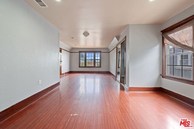Building Photo - 1750 W 49th St