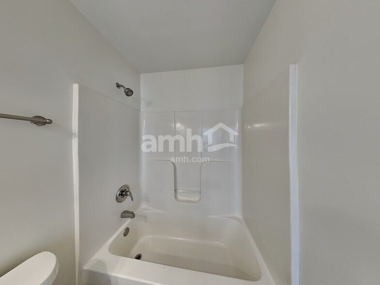 Building Photo - 6290 Queensdale Dr