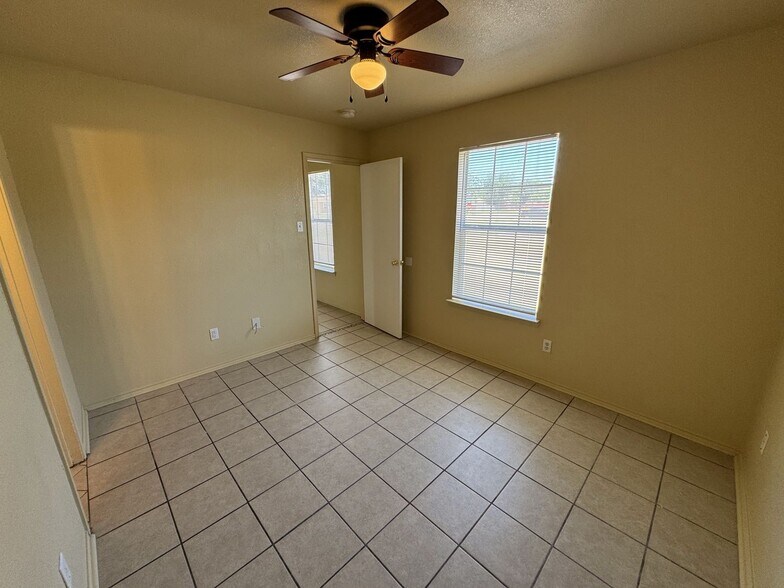 Building Photo - 5702 Greengate Dr