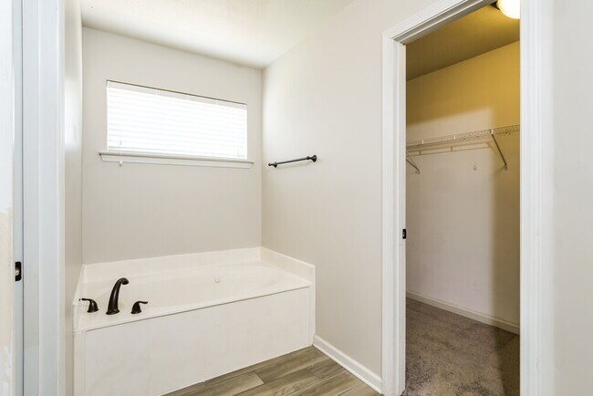 Building Photo - 1405 Shetland Dr