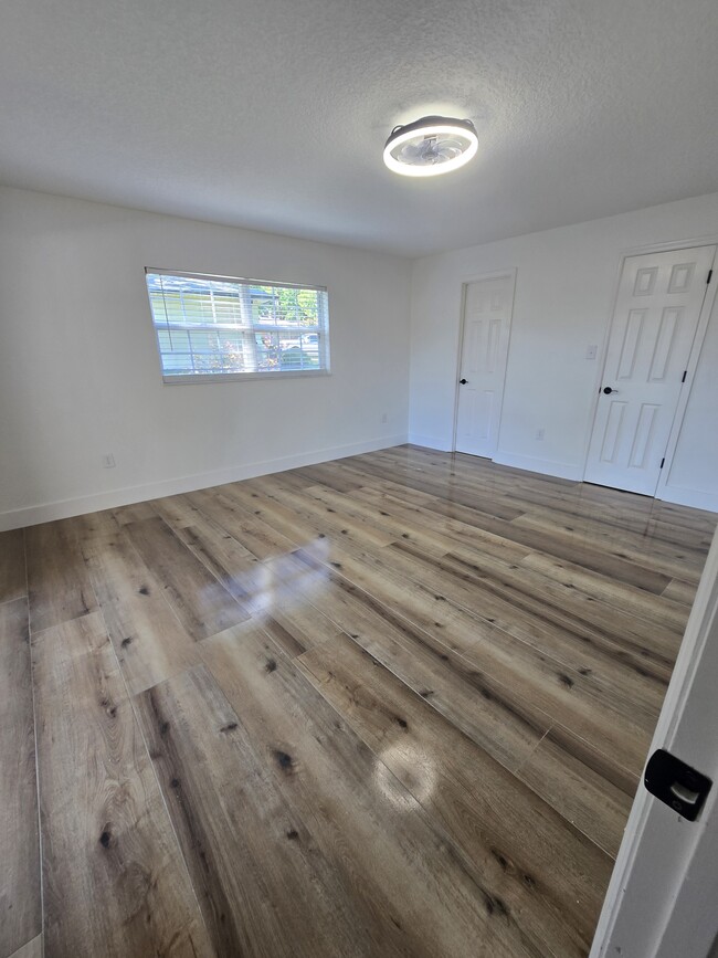 Building Photo - 383 Floral Dr