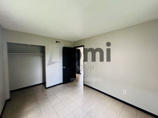 Building Photo - 828 Whitethorne Ave