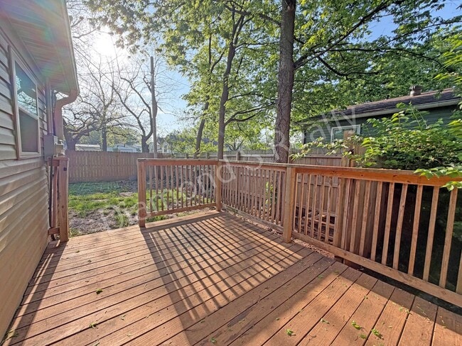 Building Photo - Spacious, Clean 3 Bedroom Home + Bonus Room Available!