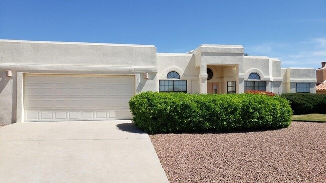 Building Photo - Beautiful Home with Pool and Hot Tub!