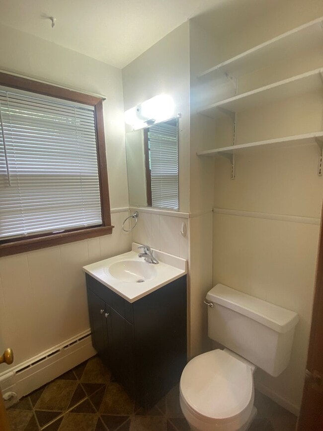 Building Photo - Spacious 3 bedroom, 1 bath duplex located in South Moorhead.